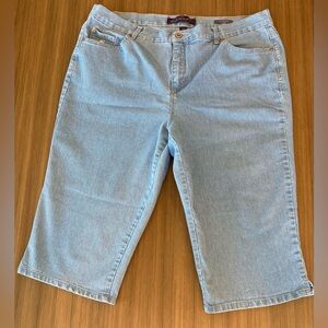 Gloria Vanderbilt 18W Light Denim Blue/White stripe Capris (pedal pushers)